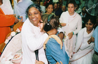
                    Weekend America's Krissy Clark experiences the hug from Amma.
                                            (Janani Noia, M. A. Center (Copyright 2006))
                                        