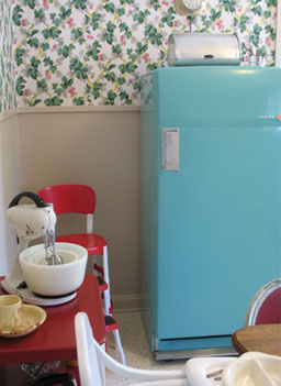 
                    The turquoise refrigerator in the kitchen was donated to the museum by Jenna Welch, George W. Bush's mother-in-law.
                                            (Katy Floyd)
                                        