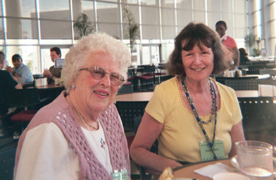 
                    Ellen Eddy (right) and Dorrie Wheeler.  Dorrie wouldn't let the gall bladder surgery she had two weeks ago keep her from a 38th year at the Esperanto summer course.
                                            (Krissy Clark)
                                        
