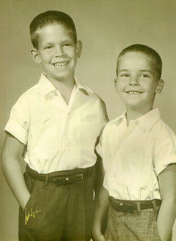 
                    Dale Braiman, on the left, with his younger brother Ken, circa 1959.
                                            (Dale Braiman)
                                        
