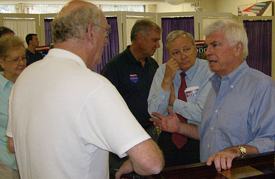 
                    Senator Chris Dodd meets with potential supporters at an event at Iowa Wesleyan College.
                                            (John Moe)
                                        
