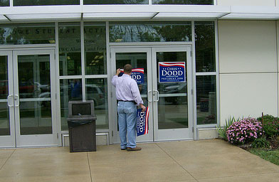 
                    A Chris Dodd supporter takes down signs after a sparsely attended campaign event at Iowa Wesleyan College.
                                            (John Moe)
                                        