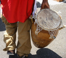 
                    A Somali Bantu man carries his drum to his car.
                                            (All photos by Ann Heppermann, Kara Oehler and Laurel Simmons)
                                        