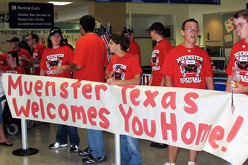 
                    School groups often come to greet soldiers as part of the "Welcome Home a Hero" program at Dallas Fort Worth Airport.
                                            (Julia Barton)
                                        