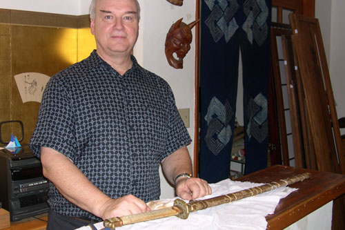 
                    Japanese antiquity expert Gary Myers takes a first look at the sword.
                                            (Krissy Clark)
                                        