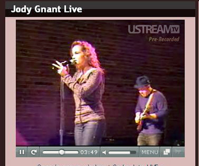 
                    Jody Gnant webcasting a live concert at the Brickhouse in downtown Phoenix in Dec. 2007.
                                            (Rene Gutel)
                                        