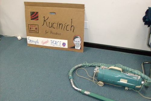 
                    A handmade sign and a vacuum cleaner at the Kucinich headquarters in Washington state.
                                            (John Moe)
                                        