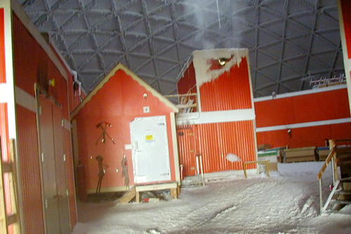 
                    An interior view of the Amundsen-Scott South Pole Center.
                                            (Nathan Tift)
                                        