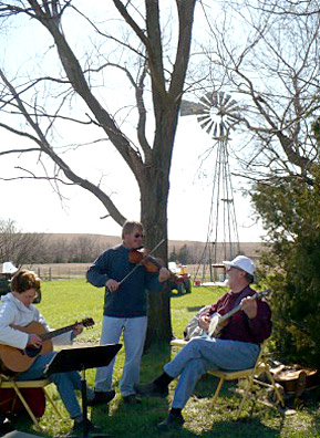 
                    The Millbrook bluegrass band: Mary Allen, Todd Tollman and JF Stover. Stover grew up with Jan Jantzen in Hill City, Kansas.
                                            (Sylvia Gross)
                                        
