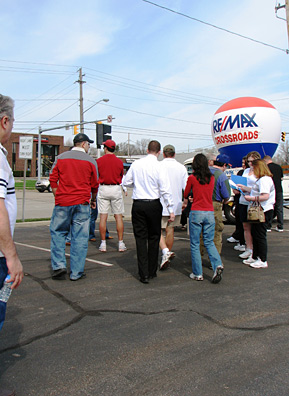 
                    Prospective home buyers purchase tickets and sign in for a foreclosure bus tour in Strongsville, Ohio.
                                            (Mhari Saito)
                                        