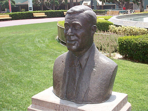 
                    Joe Hernandez' bronze bust memorial celebrating his contributions to Santa Anita Park. The piece rests on the track's paddock gardens.
                                            (Courtesy Caballo Press of Ann Arbor and Frank Hernandez. All rights reserved.)
                                        