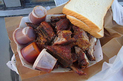 
                    Lem's famous Bar-B-Q rib tips with traditional slices of white bread to soak up the sauce.
                                            (Amy C. Evans)
                                        