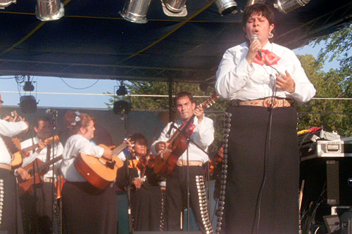 
                    Rachel Sangalang sings at the Fiesta Mexicana 2006 while Teresa Cuevas plays violin in the background.
                                            (Sylvia Maria Gross)
                                        