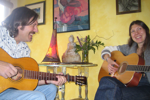 
                    Alela Diane and Tom Menig playing the guitar together.
                                            (Suzie Lechtenberg)
                                        