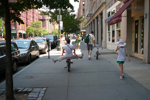 
                    Katz transports a bike to the Bike New York Clinic.
                                            (Kate Hinds)
                                        