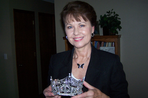 
                    Debra Barnes Snodgrass holds her crown.  She was the reigning Miss America in 1968.  She passed on her crown to Judy Ford at the Miss America pageant.
                                            (Missy Belote)
                                        
