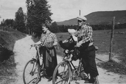 
                    Sasha Aslanian's grandparents, Asta and Kristoffer Ladstein with their daughter Gunbjorg in the handlebar basket, photographed in 1940 on their bike ride.
                                            (Courtesy Sasha Aslanian)
                                        