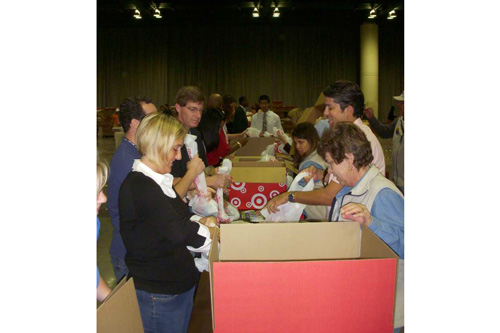
                    Republican Delegates assemble hurricane relief packages for the victims of hurricane Gustav.
                                            (Jim Gates)
                                        