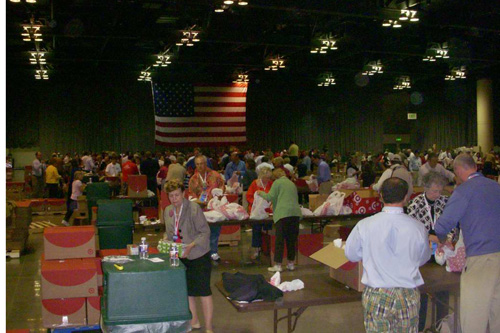 
                    Delegates help with hurricane relief packages.  40,000 relief packages were sent to victims of Hurricane Gustav.
                                            (Jim Gates)
                                        
