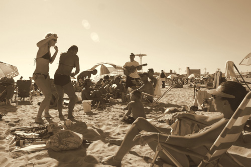 
                    Diana Taft Shumate's friends dance and sing on the beach at Coney Island on Labor Day weekend.
                                            (Diana Taft Shumate)
                                        