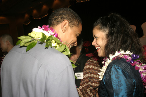
                    Obama chatting with his sister, Maya Soetoro-Ng.
                                            (George Waialeale)
                                        