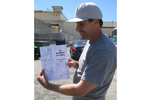 
                    Philip J. Seiler shows his good-luck card as he gets ready to leave California's San Quentin State Prison after 20 years behind bars.
                                            (Nancy Mullane)
                                        