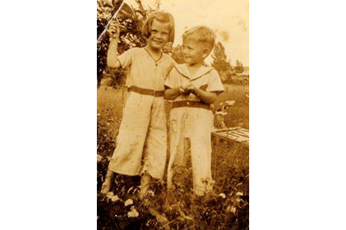 
                    Joan Anbuhl (later Bloom) and her brother Teddy, then of Troy, N.Y., were abandoned by their mother during the Great Depression.
                                            (Courtesy Joan Bloom)
                                        
