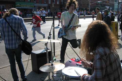 
                    A band tears up the route at the 2006 NYC Marathon.
                                            (Dinastoria)
                                        