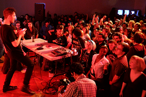 
                    Nullsleep rocking the crowd at Blip Festival 2007.
                                            (Photomagister)
                                        