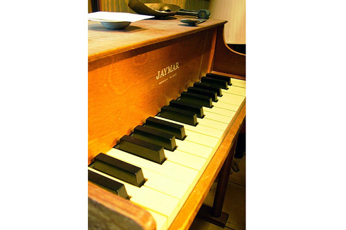 
                    A celesta looks like a piano, but sounds more like a xylophone.
                                            (sor)
                                        