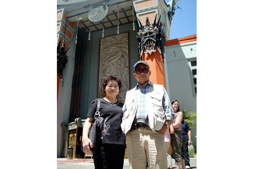 
                    Regina and Kenneth Mok visit Grauman's Chinese Theater in Hollywood. The couple didn't think the famous facade looked very Chinese.
                                            (Courtesy Charlie Schroeder)
                                        