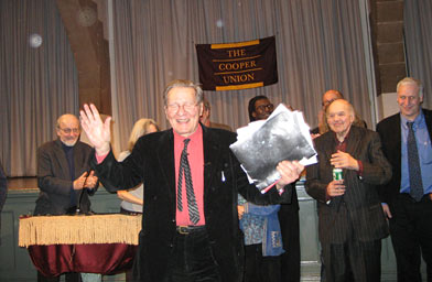 
                    Mr. Kinnell, surrounded by his literary friends and luminaries, thanks the audience at the end of the tribute.
                                            (Pamela Renner)
                                        