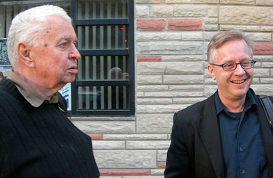 
                    Gerrit Lansing (left) and Kevin Davies before a reading at the Union Square Poetry Series.
                                            (Daniel Bouchard)
                                        