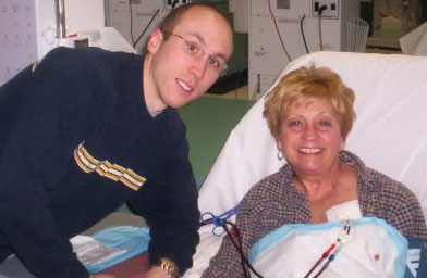 
                    Jean Del Muto poses with her son Bradd while she's undergoing dialysis treatment.
                                            (Bradd Del Muto)
                                        