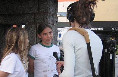 
                    Weekend America's Krissy Clark interviewa Katherine (left), 10,  and Elizabeth, 12.  They're sisters and sidewalk astronomers.
                                            (Jane Houston Jones)
                                        