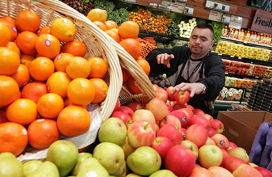 
                    Whole Foods employee Cesar Martinez stocks shelves with apples at a Whole Foods Market in San Francisco, Calif.
                                            (Justin Sullivan / Getty Images)
                                        