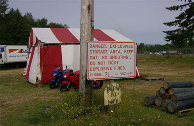 
                    A clearly posted warning at the front of Entertainment Fireworks, Inc (EFI).
                                            (John Moe)
                                        