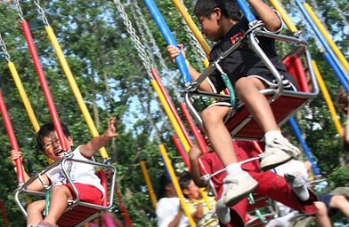 
                    Carter McDonald and Diego Luke ride the rides at Como Town Amusement Park.
                                            (Dan Luke)
                                        