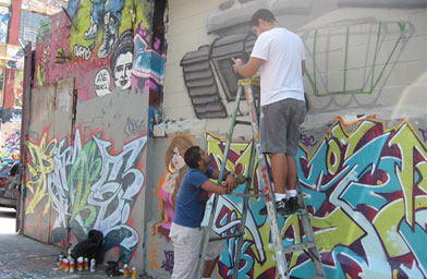 
                    Aerosol artists create a piece at Five Pointz.
                                            (Laura Starecheski)
                                        