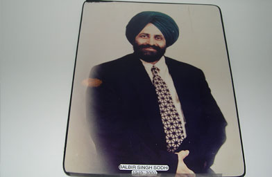 
                    This photo of Balbir Singh Sodhi hangs inside the gas station.
                                            (Rene Gutel)
                                        