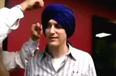 
                    Weekend America host Bill Radke tries on a Sikh turban.
                                            (Neille Ilel)
                                        