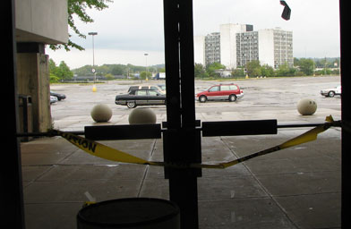 
                    The center doors to a Randall Park Mall parking lot are broken.
                                            (Mhari Saito)
                                        