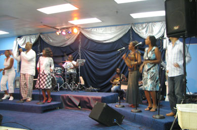 
                    The choir sings at Sunday service at Church N the Mall in a former clothing store.
                                            (Mhari Saito)
                                        