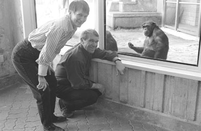 
                    Deborah and Dr. Roger Fouts with Washoe. Washoe died on Oct. 30, 2007. The couple worked for 40 years with Washoe and documented how she communicated through American Sign Language (ACL).
                                            (Central Washington University, 1995)
                                        