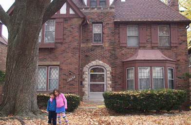 
                    Davis' children in front of her childhood home, Bella Davis, age 7, and Milo Davis, age 4.
                                            (Susan Davis)
                                        
