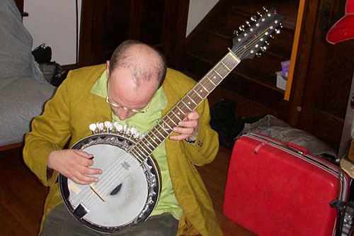 
                    Paul Metzger jams on his hybrid sitar-banjo
                                            (Jim Gates)
                                        