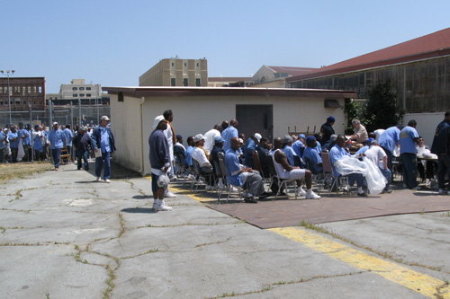 
                    Prisoners finally pick up their food orders.
                                            (Nancy Mullane)
                                        