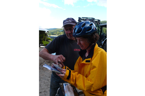 
                    Jon Malansmo greets us warmly when we arrive on his farm. He remembers my relatives who rented land from his family during the war.
                                            (Leif Larsen)
                                        