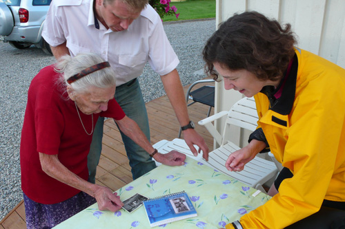 
                    Tone Maelansmo (pictured with her grandson Hallgeir) remembers my great-aunt Gudrunn, the sister my grandparents were riding to see.
                                            (Leif Larsen)
                                        